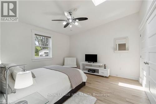 899 Edgemere Road, Fort Erie (334 - Crescent Park), ON - Indoor Photo Showing Bedroom