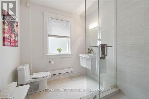 899 Edgemere Road, Fort Erie (334 - Crescent Park), ON - Indoor Photo Showing Bathroom