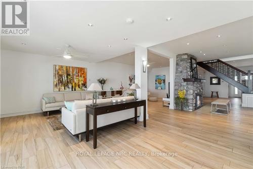 899 Edgemere Road, Fort Erie (334 - Crescent Park), ON - Indoor Photo Showing Living Room