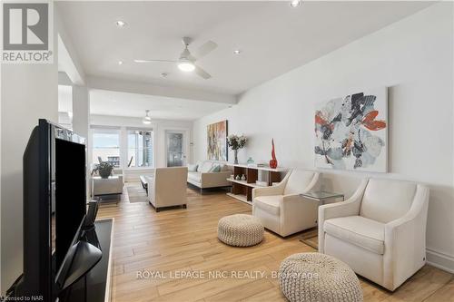 899 Edgemere Road, Fort Erie (334 - Crescent Park), ON - Indoor Photo Showing Living Room