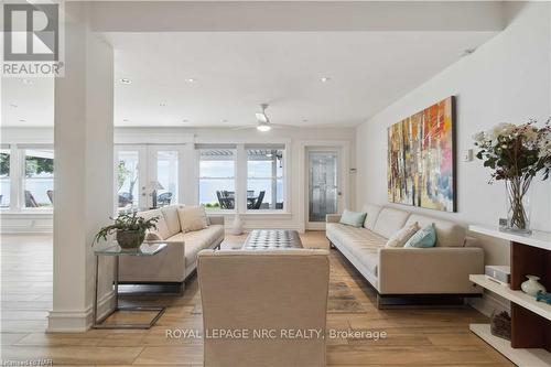 899 Edgemere Road, Fort Erie (334 - Crescent Park), ON - Indoor Photo Showing Living Room