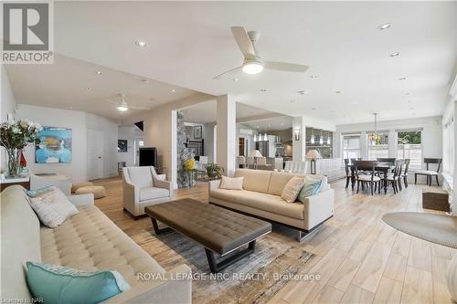 899 Edgemere Road, Fort Erie (334 - Crescent Park), ON - Indoor Photo Showing Living Room