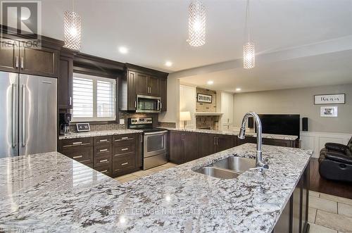 46 Millbridge Cres Crescent, Pelham (662 - Fonthill), ON - Indoor Photo Showing Kitchen With Double Sink With Upgraded Kitchen