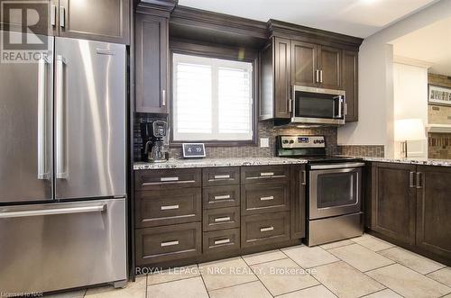 46 Millbridge Cres Crescent, Pelham (662 - Fonthill), ON - Indoor Photo Showing Kitchen With Upgraded Kitchen