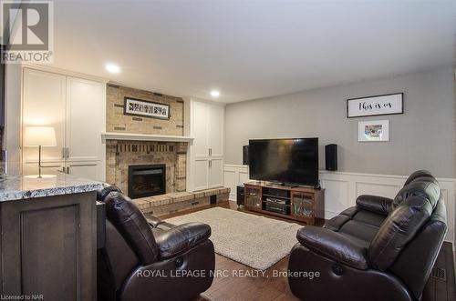 46 Millbridge Cres Crescent, Pelham (662 - Fonthill), ON - Indoor Photo Showing Living Room With Fireplace