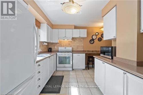 57 Bayview Drive, Grimsby (540 - Grimsby Beach), ON - Indoor Photo Showing Kitchen