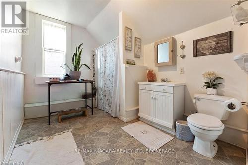 107 Queen St Street, Haldimand County, ON - Indoor Photo Showing Bathroom