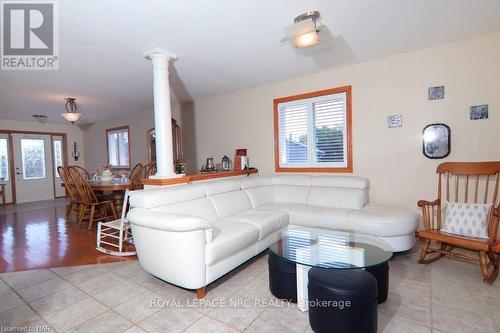 3934 Christina Court, Fort Erie (336 - Point Abino), ON - Indoor Photo Showing Living Room