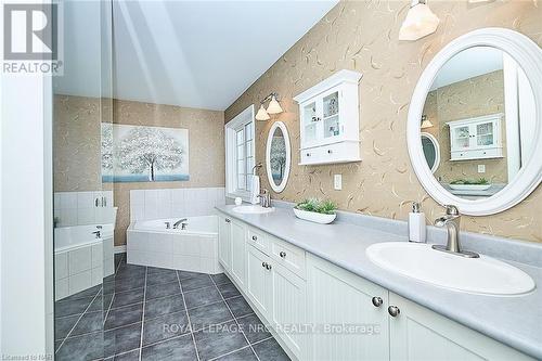 68 Welstead Drive, St. Catharines (462 - Rykert/Vansickle), ON - Indoor Photo Showing Bathroom