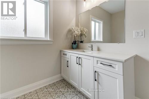 64 Hickory Court, Port Colborne, ON - Indoor Photo Showing Bathroom