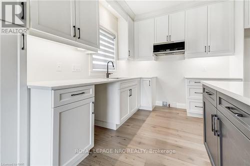 64 Hickory Court, Port Colborne, ON - Indoor Photo Showing Kitchen With Upgraded Kitchen