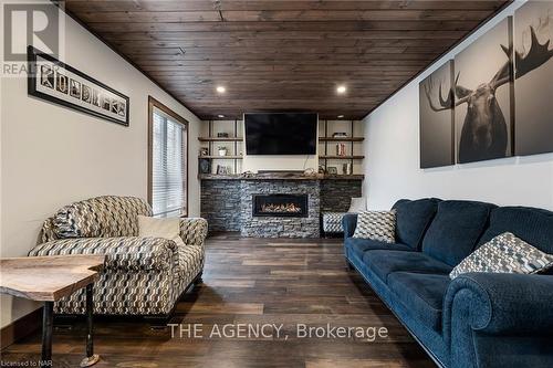 32 Glenwood Parkway, Welland (774 - Dain City), ON - Indoor Photo Showing Living Room With Fireplace