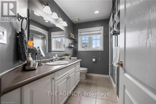 32 Glenwood Parkway, Welland (774 - Dain City), ON - Indoor Photo Showing Bathroom