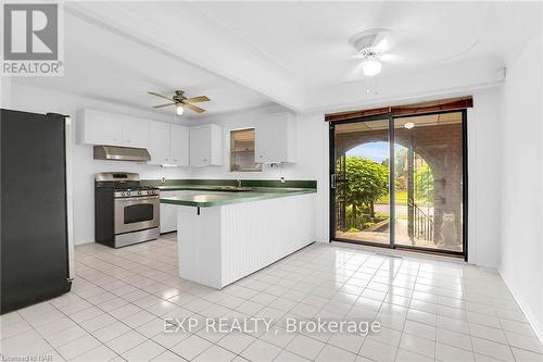 6835 Wills Street, Niagara Falls (206 - Stamford), ON - Indoor Photo Showing Kitchen