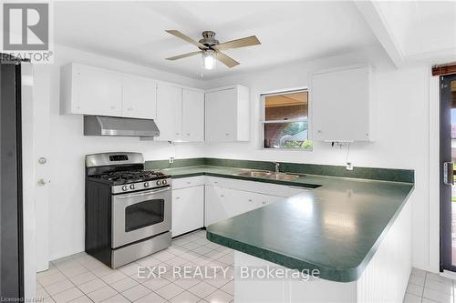 6835 Wills Street, Niagara Falls (206 - Stamford), ON - Indoor Photo Showing Kitchen