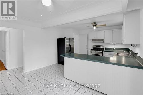 6835 Wills Street, Niagara Falls (206 - Stamford), ON - Indoor Photo Showing Kitchen