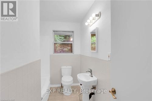 6835 Wills Street, Niagara Falls (206 - Stamford), ON - Indoor Photo Showing Bathroom