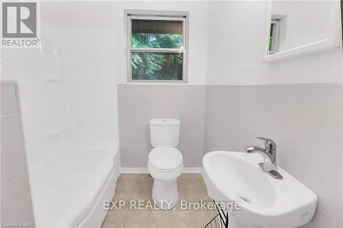 6835 Wills Street, Niagara Falls (206 - Stamford), ON - Indoor Photo Showing Bathroom