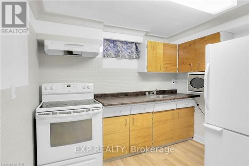 6835 Wills Street, Niagara Falls (206 - Stamford), ON - Indoor Photo Showing Kitchen