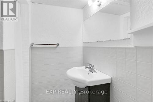 6835 Wills Street, Niagara Falls (206 - Stamford), ON - Indoor Photo Showing Bathroom