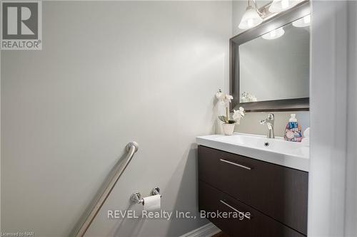 29 - 8136 Coventry Road, Niagara Falls (218 - West Wood), ON - Indoor Photo Showing Bathroom