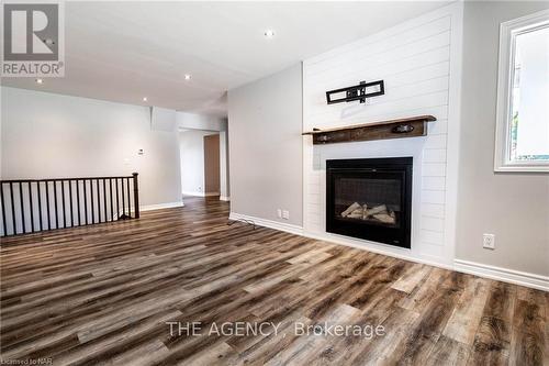 2540 Airline Street Street, Fort Erie (328 - Stevensville), ON - Indoor Photo Showing Living Room With Fireplace