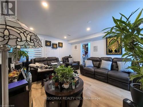 30 Forsythe Street, Fort Erie (332 - Central), ON - Indoor Photo Showing Living Room