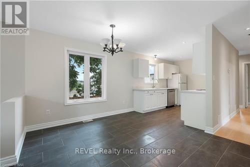 1 Thornton Street, St. Catharines (455 - Secord Woods), ON - Indoor Photo Showing Kitchen