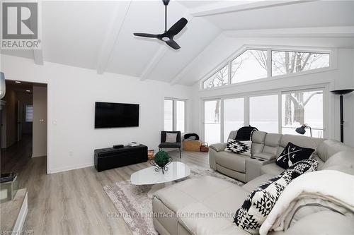 2559 Firelane 3 Lane, Port Colborne (874 - Sherkston), ON - Indoor Photo Showing Living Room