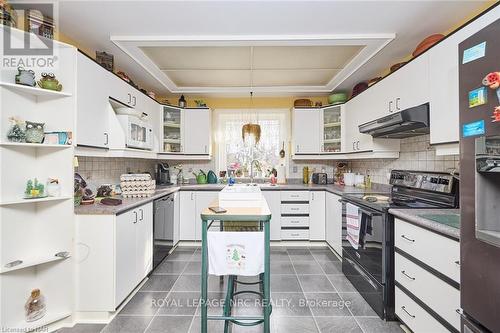 725 South Pelham Road, Welland (770 - West Welland), ON - Indoor Photo Showing Kitchen