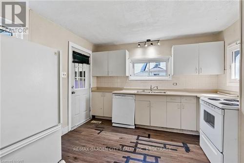 90 First Street, Welland (773 - Lincoln/Crowland), ON - Indoor Photo Showing Kitchen With Double Sink