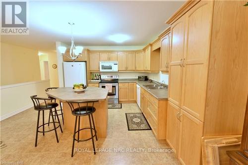 39 - 605 Welland Avenue, St. Catharines (444 - Carlton/Bunting), ON - Indoor Photo Showing Kitchen With Double Sink