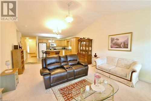 39 - 605 Welland Avenue, St. Catharines (444 - Carlton/Bunting), ON - Indoor Photo Showing Living Room