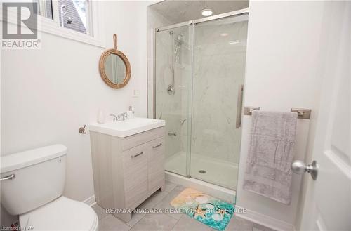 43 B Grandview Drive, St. Catharines (436 - Port Weller), ON - Indoor Photo Showing Bathroom