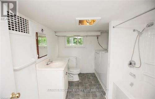 43 B Grandview Drive, St. Catharines (436 - Port Weller), ON - Indoor Photo Showing Bathroom