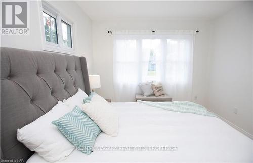 43 B Grandview Drive, St. Catharines (436 - Port Weller), ON - Indoor Photo Showing Bedroom