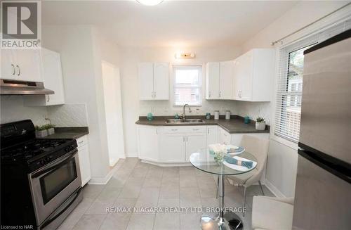 43 B Grandview Drive, St. Catharines (436 - Port Weller), ON - Indoor Photo Showing Kitchen