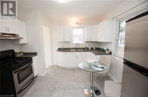 43 B Grandview Drive, St. Catharines (436 - Port Weller), ON - Indoor Photo Showing Kitchen With Double Sink