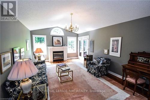 32 Stonegate Place, Pelham (662 - Fonthill), ON - Indoor Photo Showing Living Room With Fireplace