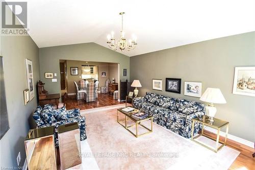 32 Stonegate Place, Pelham (662 - Fonthill), ON - Indoor Photo Showing Living Room