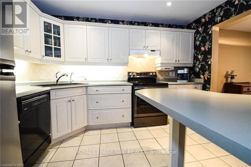 32 Stonegate Place, Pelham (662 - Fonthill), ON - Indoor Photo Showing Kitchen