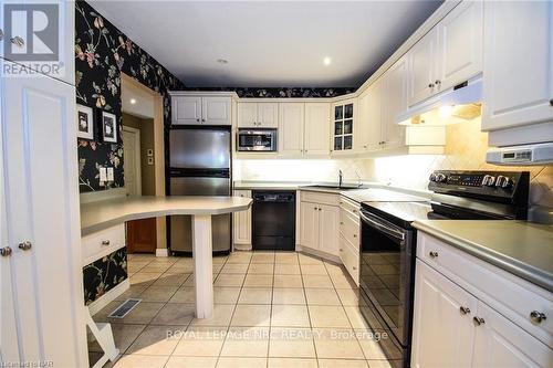 32 Stonegate Place, Pelham (662 - Fonthill), ON - Indoor Photo Showing Kitchen