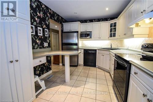 32 Stonegate Place, Pelham (662 - Fonthill), ON - Indoor Photo Showing Kitchen