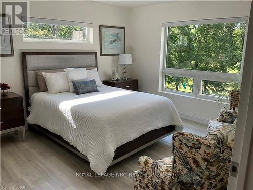 105 Vansickle Road, St. Catharines (462 - Rykert/Vansickle), ON - Indoor Photo Showing Bedroom