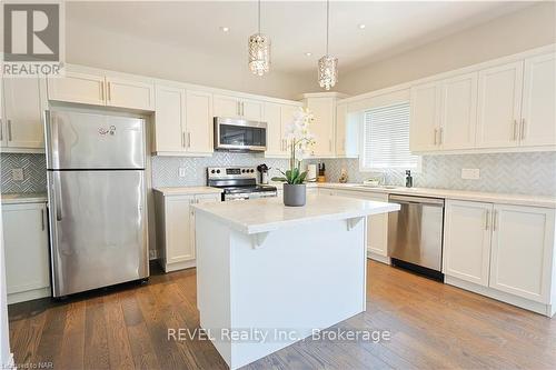 13 Cinnamon Street, Thorold (560 - Rolling Meadows), ON - Indoor Photo Showing Kitchen With Upgraded Kitchen