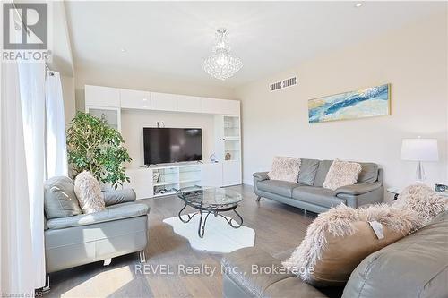 13 Cinnamon Street, Thorold (560 - Rolling Meadows), ON - Indoor Photo Showing Living Room