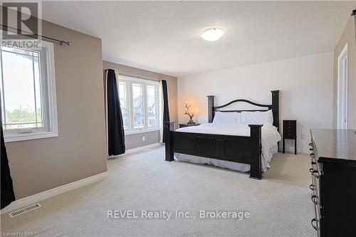 13 Cinnamon Street, Thorold (560 - Rolling Meadows), ON - Indoor Photo Showing Bedroom