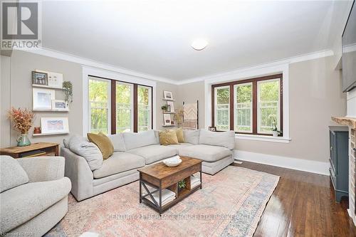 3426 King Street, Lincoln (980 - Lincoln-Jordan/Vineland), ON - Indoor Photo Showing Living Room