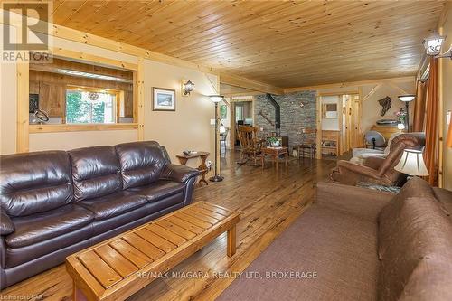 12264 Brawn Road, Wainfleet (880 - Lakeshore), ON - Indoor Photo Showing Living Room