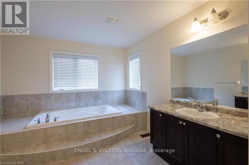 9462 Tallgrass Avenue, Niagara Falls (224 - Lyons Creek), ON - Indoor Photo Showing Bathroom